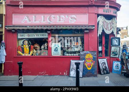 London - Januar 2023: Berühmtes Geschäft an der Portobello Road in Notting Hill, West London - Wahrzeichen Straße mit Straßenmarkt Stockfoto