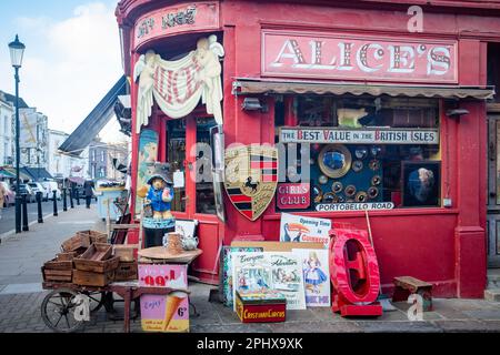 London - Januar 2023: Berühmtes Geschäft an der Portobello Road in Notting Hill, West London - Wahrzeichen Straße mit Straßenmarkt Stockfoto