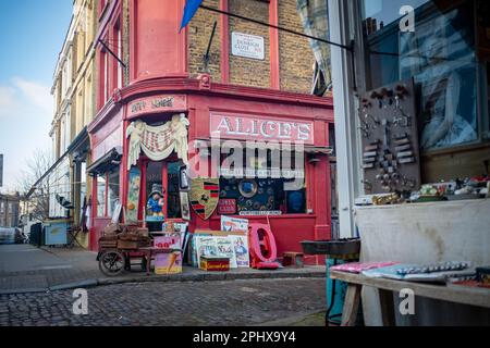 London - Januar 2023: Berühmtes Geschäft an der Portobello Road in Notting Hill, West London - Wahrzeichen Straße mit Straßenmarkt Stockfoto