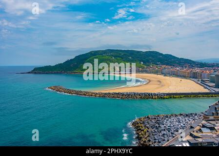 Zurriola Beach in der spanischen Stadt San Sebastian. Stockfoto