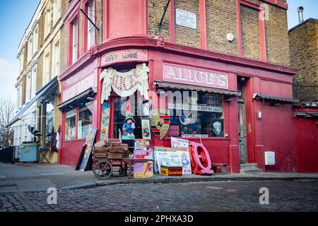 London - Januar 2023: Berühmtes Geschäft an der Portobello Road in Notting Hill, West London - Wahrzeichen Straße mit Straßenmarkt Stockfoto