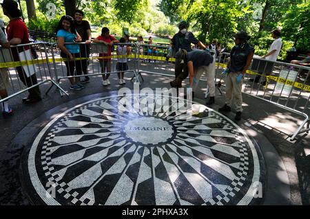 Das Imagine Mosaik ist ein schwarz-weißes Mosaikdenkmal, das John Lennon gewidmet ist, dem 1980 ermordeten Beatles-Sänger im Central Park, New York. Stockfoto