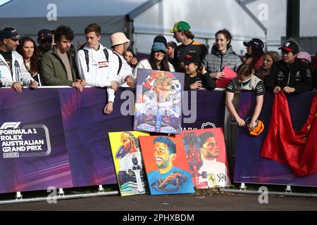 Albert Park, Melbourne, Victoria, Australien. 30. März 2023. FIA Formel-1-Weltmeisterschaft 2023 - Formel-1-Rolex-Grand-Prix Australian - Fans, die während der FIA Formel-1-Weltmeisterschaft 2023 auf den Melbourne Walk warten - Bildgutschrift: brett keating/Alamy Live News Stockfoto