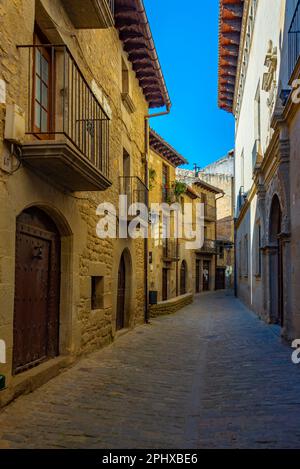Mittelalterliche Straße im spanischen Dorf Sos del Rey Catolico. Stockfoto