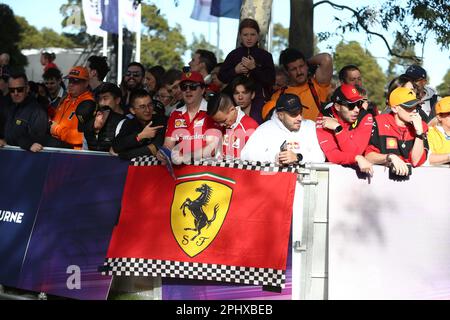 Albert Park, Melbourne, Victoria, Australien. 30. März 2023. FIA Formel-1-Weltmeisterschaft 2023 - Formel-1-Rolex-Grand-Prix Australian - Fans, die während der FIA Formel-1-Weltmeisterschaft 2023 auf den Melbourne Walk warten - Bildgutschrift: brett keating/Alamy Live News Stockfoto