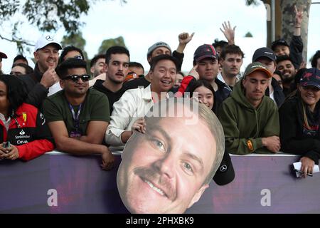 Albert Park, Melbourne, Victoria, Australien. 30. März 2023. FIA Formel-1-Weltmeisterschaft 2023 - Formel-1-Rolex-Grand-Prix Australian - Fans, die während der FIA Formel-1-Weltmeisterschaft 2023 auf den Melbourne Walk warten - Bildgutschrift: brett keating/Alamy Live News Stockfoto