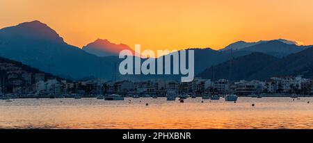 Sonnenuntergang über dem nördlichen Tramuntana-Gebirge vom Ferienort Port de Pollenca Mallorca Spanien Stockfoto