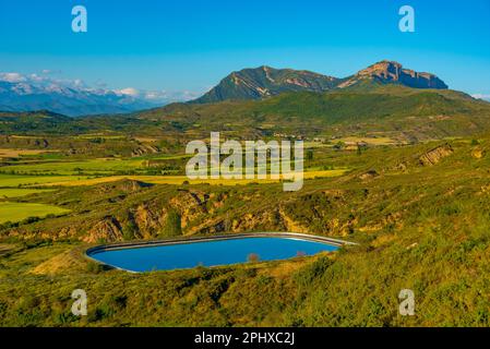 Panoramablick auf die Pyrenäen in der Nähe des spanischen Dorfes Bailo. Stockfoto