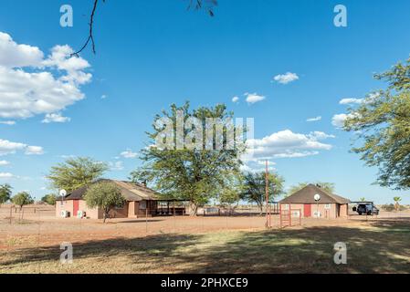 Upington, Südafrika - 24. Februar 2023: Chalets in der Kalahari Monate Lodge an der Straße R360 nördlich von Upington in der Provinz Nordkap Stockfoto