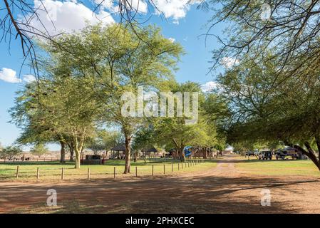 Upington, Südafrika - 24. Februar 2023: Camping in der Kalahari Monate Lodge an der Straße R360 nördlich von Upington in der Provinz Nordkap Stockfoto