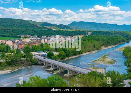 Brücke über den Fluss Cinco im spanischen Dorf Ainsa. Stockfoto