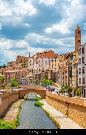 Flussufer des Queiles durch das Zentrum von Tarazona, Spanien. Stockfoto