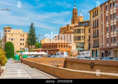 Flussufer des Queiles durch das Zentrum von Tarazona, Spanien. Stockfoto