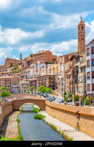 Flussufer des Queiles durch das Zentrum von Tarazona, Spanien. Stockfoto