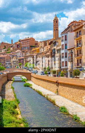 Flussufer des Queiles durch das Zentrum von Tarazona, Spanien. Stockfoto