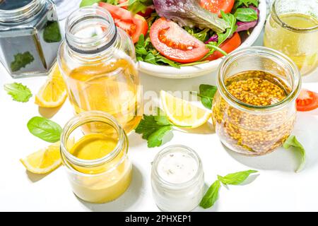 Verschiedene hausgemachte Salatdressings. Set mit verschiedenen Salatsoßen, Öl, Vinaigrette, Senf, Mayonnaise, ranch, Balsamico, Soja, Joghurtdressings Stockfoto