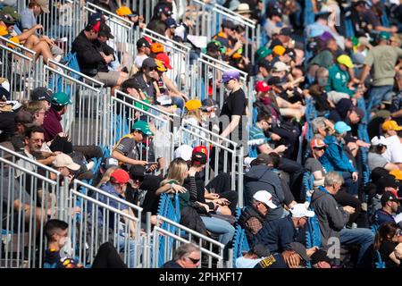 Melbourne, Australien, 30. März 2023. Formel-1-Fans sind auf den Tribünen während des australischen Formel-1-Grand Prix am 30. März 2023 auf dem Melbourne Grand Prix Circuit in Albert Park, Australien, zu sehen. Kredit: Dave Hewison/Speed Media/Alamy Live News Stockfoto