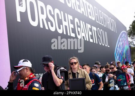 Melbourne, Australien, 30. März 2023. Fans der Formel-1-Formel erleben die Atmosphäre während des australischen Formel-1-Grand Prix am 30. März 2023 auf der Melbourne Grand Prix Circuit in Albert Park, Australien. Kredit: Dave Hewison/Speed Media/Alamy Live News Stockfoto