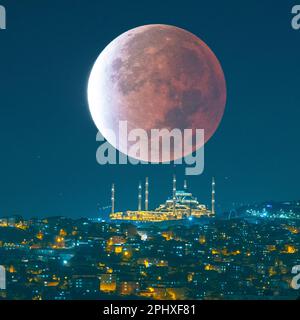 Camlica Moschee und Mondfinsternis. Foto im quadratischen Format im Ramadan- oder islamischen Konzept. Laylat al-qadr oder kadir gecesi Hintergrund. Stockfoto