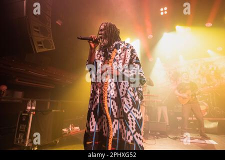 Barcelona, Spanien. 2023.03.29. Tiken Jah Fakoly tritt am 29. März 2023 in Barcelona auf der Bühne in Sala Apolo auf. Stockfoto