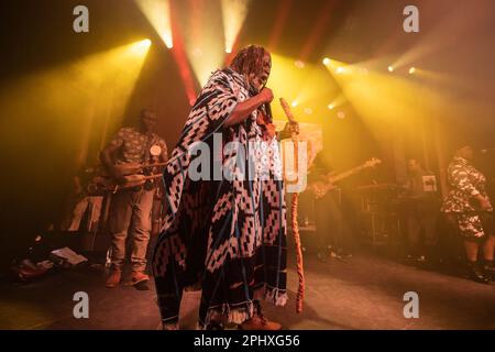 Barcelona, Spanien. 2023.03.29. Tiken Jah Fakoly tritt am 29. März 2023 in Barcelona auf der Bühne in Sala Apolo auf. Stockfoto