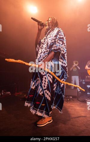 Barcelona, Spanien. 2023.03.29. Tiken Jah Fakoly tritt am 29. März 2023 in Barcelona auf der Bühne in Sala Apolo auf. Stockfoto