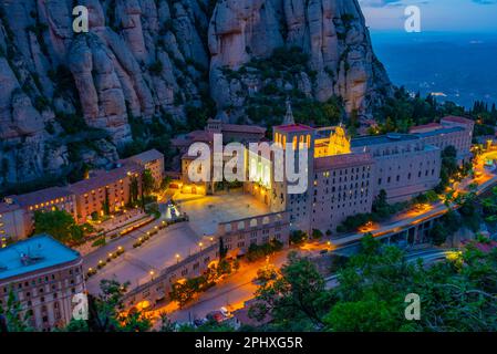 Panoramablick bei Sonnenuntergang auf die Abtei Santa Maria de Montserrat in Spanien. Stockfoto