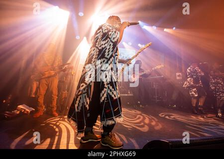 Barcelona, Spanien. 2023.03.29. Tiken Jah Fakoly tritt am 29. März 2023 in Barcelona auf der Bühne in Sala Apolo auf. Stockfoto