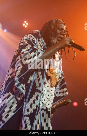 Barcelona, Spanien. 2023.03.29. Tiken Jah Fakoly tritt am 29. März 2023 in Barcelona auf der Bühne in Sala Apolo auf. Stockfoto