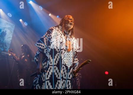 Barcelona, Spanien. 2023.03.29. Tiken Jah Fakoly tritt am 29. März 2023 in Barcelona auf der Bühne in Sala Apolo auf. Stockfoto