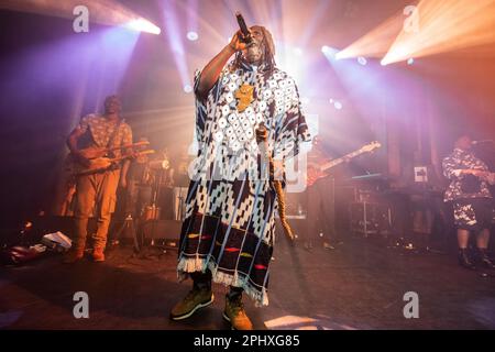 Barcelona, Spanien. 2023.03.29. Tiken Jah Fakoly tritt am 29. März 2023 in Barcelona auf der Bühne in Sala Apolo auf. Stockfoto