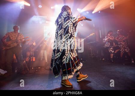 Barcelona, Spanien. 2023.03.29. Tiken Jah Fakoly tritt am 29. März 2023 in Barcelona auf der Bühne in Sala Apolo auf. Stockfoto