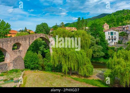 Pont vell im spanischen Dorf Sant Joan de les Abadesses. Stockfoto