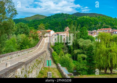 Pont vell im spanischen Dorf Sant Joan de les Abadesses. Stockfoto