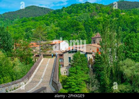 Pont vell im spanischen Dorf Sant Joan de les Abadesses. Stockfoto