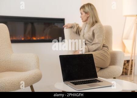 Laptop-Computer zeigt einen leeren Bildschirm an Stockfoto
