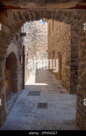 Mittelalterliche Straße in der spanischen Stadt Besalu. Stockfoto