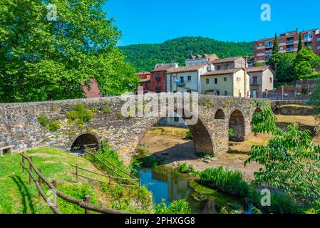 Römische Brücke bei Sant Joan les Fonts in Spanien. Stockfoto