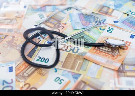 Europäisches Währungskrankenkonzept: Stethoskop auf Euro-Banknoten Stockfoto