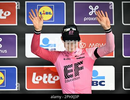 Waregem, Belgien. 29. März 2023. US Neilson Powless von EF Education-EasyPost auf dem Podium nach dem Men-Elite-Rennen des Radrennens „Dwars Door Vlaanderen“, 183, 5 km von Roeselare nach Waregem, Mittwoch, 29. März 2023. BELGA FOTO JASPER JACOBS Kredit: Belga News Agency/Alamy Live News Stockfoto