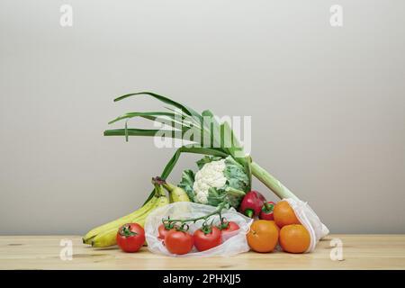 Zusammensetzung von Lebensmitteln in wiederverwendbaren Netzbeuteln. Das Konzept von Leben und Einkaufen ohne Verschwendung. Kein Plastik. Stockfoto