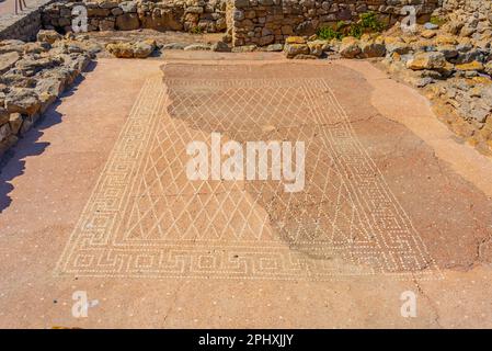 Antikes Mosaik an der antiken Stätte Empuries in Katalonien, Spanien. Stockfoto