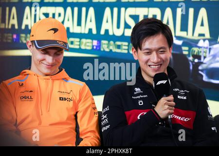 Melbourne, Australien. 30. März 2023. Oscar Piastri aus Australien und das McLaren Formula 1 Team sowie Zhou Guanyu aus China und das Alfa Romeo F1 Team nehmen an der Pressekonferenz im Vorfeld des Grand Prix der Formel 1 in Australien auf dem Albert Park Circuit in Melbourne Teil. Kredit: SOPA Images Limited/Alamy Live News Stockfoto