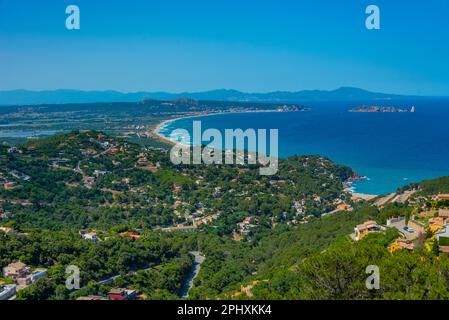 Panoramablick auf die katalanische Küste vom Schloss Begur. Stockfoto