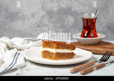 Brot Kadayif mit Sahne. Brot Kadayif gefüllt mit Sahne in der Mitte. Traditionelle türkische Köstlichkeiten. Schließen. Lokaler Name: Ekmek kadayifi Stockfoto