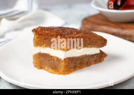 Brot Kadayif mit Sahne. Brot Kadayif gefüllt mit Sahne in der Mitte. Traditionelle türkische Köstlichkeiten. Schließen. Lokaler Name: Ekmek kadayifi Stockfoto