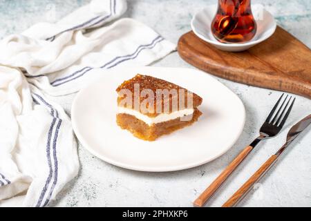 Brot Kadayif mit Sahne. Brot Kadayif gefüllt mit Sahne in der Mitte. Traditionelle türkische Köstlichkeiten. Schließen. Lokaler Name: Ekmek kadayifi Stockfoto