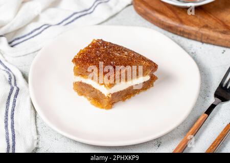 Brot Kadayif mit Sahne. Brot Kadayif gefüllt mit Sahne in der Mitte. Traditionelle türkische Köstlichkeiten. Schließen. Lokaler Name: Ekmek kadayifi Stockfoto