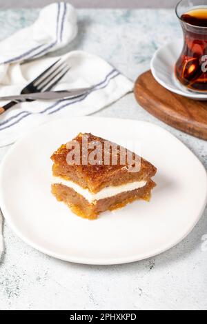 Brot Kadayif mit Sahne. Brot Kadayif gefüllt mit Sahne in der Mitte. Traditionelle türkische Köstlichkeiten. Schließen. Lokaler Name: Ekmek kadayifi Stockfoto