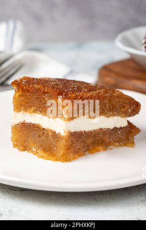 Brot Kadayif mit Sahne. Brot Kadayif gefüllt mit Sahne in der Mitte. Traditionelle türkische Köstlichkeiten. Schließen. Lokaler Name: Ekmek kadayifi Stockfoto